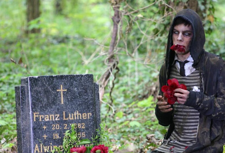 18 Unbelievably Alive Dead People Who Will Scare You Silly - Emlii