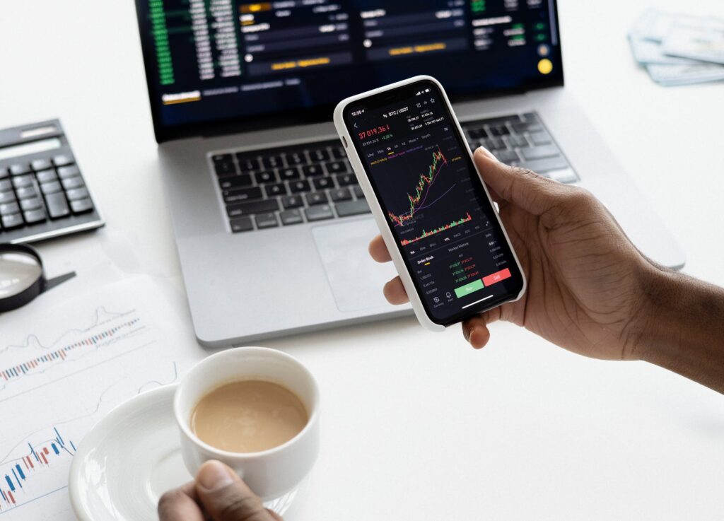 Criteria to Pay Attention to When Choosing a Forex Broker - Emlii